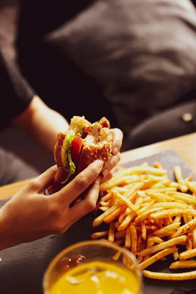 Hemlagad Hamburgare Med Färska Grönsaker — Stockfoto