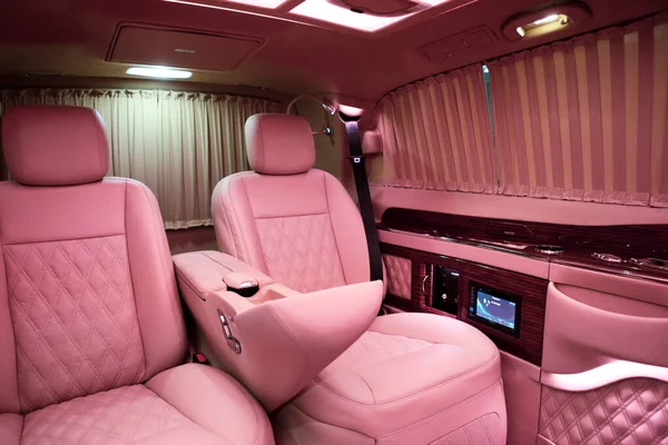 Luxo Moderno Carro Rosa Interior — Fotografia de Stock