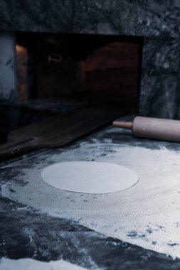 Türk pizzası ya da lahmacun yapmak - Akdeniz ülkelerinde fast food ve popüler sokak yemekleri. Hamur, kıyma ve sebze karışımı Türk pidesini pişirmek için..