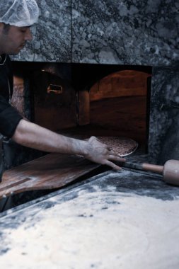 Türk pizzası ya da lahmacun yapmak - Akdeniz ülkelerinde fast food ve popüler sokak yemekleri. Hamur, kıyma ve sebze karışımı Türk pidesini pişirmek için..