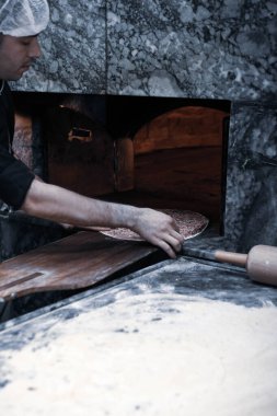 Türk pizzası ya da lahmacun yapmak - Akdeniz ülkelerinde fast food ve popüler sokak yemekleri. Hamur, kıyma ve sebze karışımı Türk pidesini pişirmek için..