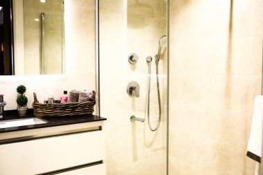 Lüks bir otel odası.