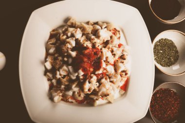 Türk mantı manlama plaka üzerinde