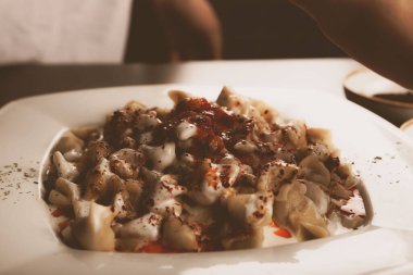 Türk mantı manlama plaka üzerinde