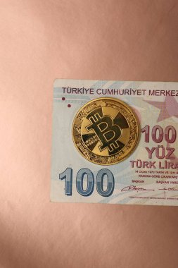 Türk lira banknotları ve bitcoin paraları