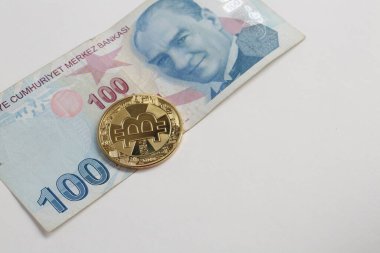 Türk lira banknotları ve bitcoin paraları