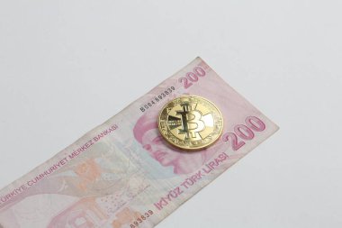 Türk lira banknotları ve bitcoin paraları