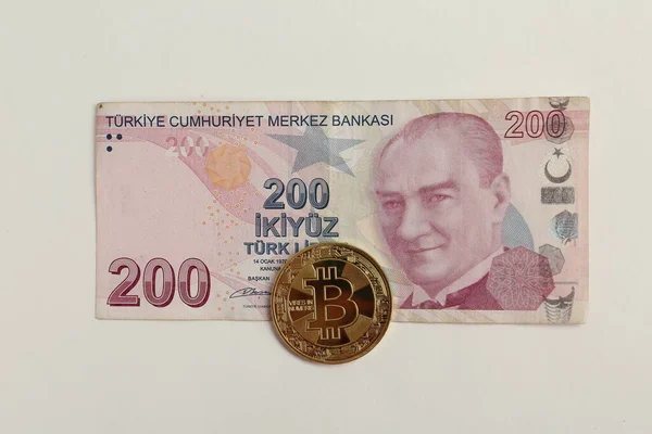 トルコのリラ紙幣とビットコイン — ストック写真