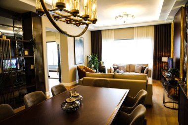 Modern oturma odasının içi.