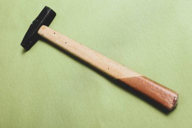 Eski model çekiç, marangozlar için bir zanaat aracı.