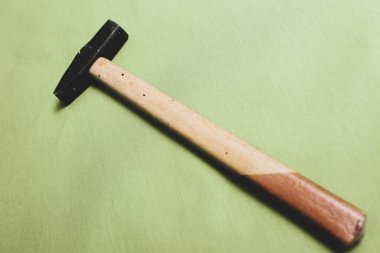 Eski model çekiç, marangozlar için bir zanaat aracı.