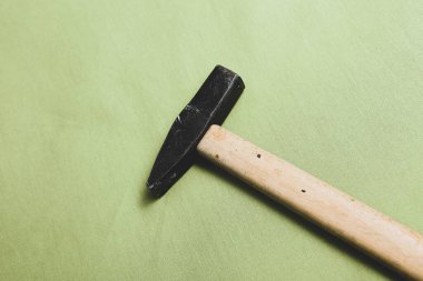 Eski model çekiç, marangozlar için bir zanaat aracı.