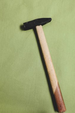 Eski model çekiç, marangozlar için bir zanaat aracı.