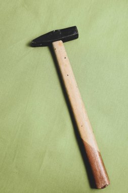 Eski model çekiç, marangozlar için bir zanaat aracı.