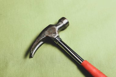 Eski model çekiç, marangozlar için bir zanaat aracı.