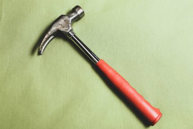 Eski model çekiç, marangozlar için bir zanaat aracı.