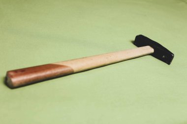 Eski model çekiç, marangozlar için bir zanaat aracı.