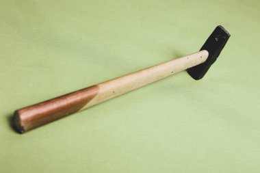 Eski model çekiç, marangozlar için bir zanaat aracı.