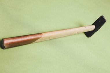 Eski model çekiç, marangozlar için bir zanaat aracı.