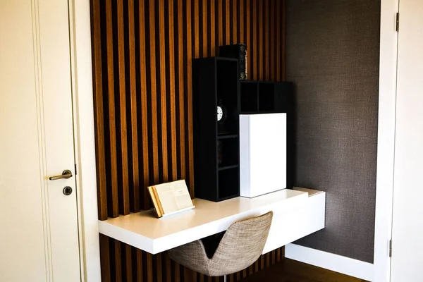 Modern oturma odasının içi.