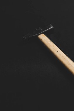 Eski model çekiç, marangozlar için bir zanaat aracı.