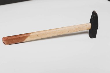 Eski model çekiç, marangozlar için bir zanaat aracı.