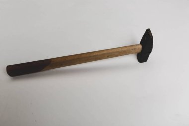 Eski model çekiç, marangozlar için bir zanaat aracı.