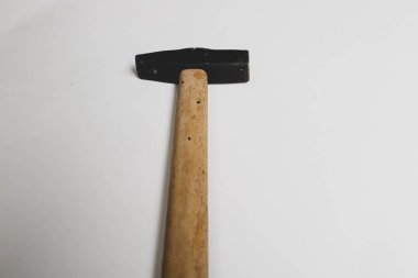 Eski model çekiç, marangozlar için bir zanaat aracı.