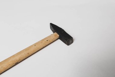 Eski model çekiç, marangozlar için bir zanaat aracı.
