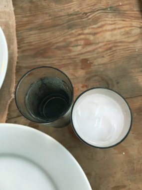 Özel Alkollü İçkili Rakılı Türk ve Yunan Geleneksel Yemek Masası. Uzo ve Türk Rakısı, Türkiye, Yunanistan, Kıbrıs ve Lübnan'da yaygın olarak tüketilen kuru anason aromalı bir aperatiftir.