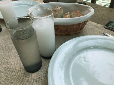 Özel Alkollü İçkili Rakılı Türk ve Yunan Geleneksel Yemek Masası. Uzo ve Türk Rakısı, Türkiye, Yunanistan, Kıbrıs ve Lübnan'da yaygın olarak tüketilen kuru anason aromalı bir aperatiftir.