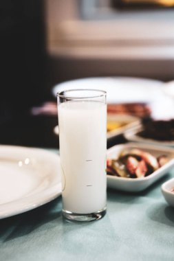 Özel Alkollü İçkili Rakılı Türk ve Yunan Geleneksel Yemek Masası. Uzo ve Türk Rakısı, Türkiye, Yunanistan, Kıbrıs ve Lübnan'da yaygın olarak tüketilen kuru anason aromalı bir aperatiftir.