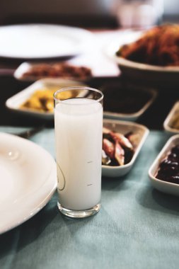 Özel Alkollü İçkili Rakılı Türk ve Yunan Geleneksel Yemek Masası. Uzo ve Türk Rakısı, Türkiye, Yunanistan, Kıbrıs ve Lübnan'da yaygın olarak tüketilen kuru anason aromalı bir aperatiftir.