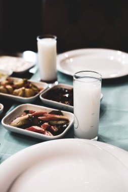 Özel Alkollü İçkili Rakılı Türk ve Yunan Geleneksel Yemek Masası. Uzo ve Türk Rakısı, Türkiye, Yunanistan, Kıbrıs ve Lübnan'da yaygın olarak tüketilen kuru anason aromalı bir aperatiftir.