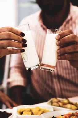 Özel Alkollü İçkili Rakılı Türk ve Yunan Geleneksel Yemek Masası. Uzo ve Türk Rakısı, Türkiye, Yunanistan, Kıbrıs ve Lübnan'da yaygın olarak tüketilen kuru anason aromalı bir aperatiftir.