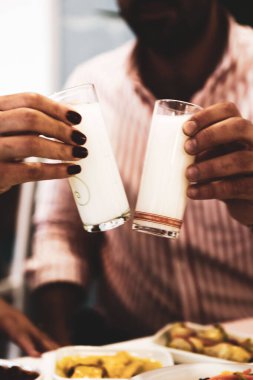 Özel Alkollü İçkili Rakılı Türk ve Yunan Geleneksel Yemek Masası. Uzo ve Türk Rakısı, Türkiye, Yunanistan, Kıbrıs ve Lübnan'da yaygın olarak tüketilen kuru anason aromalı bir aperatiftir.