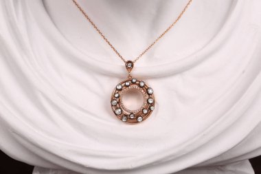 Elmas Mücevherler ve Moda Mücevherleri