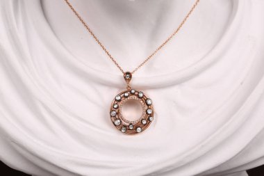 Elmas Mücevherler ve Moda Mücevherleri