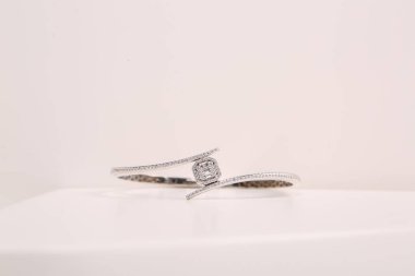 Elmas Mücevherler ve Moda Mücevherleri