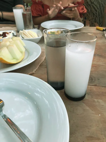 터키와 그리스 테이블 알코올 우조와 라키는 그리스 키프로스 레바논에서 소비되는 — 스톡 사진
