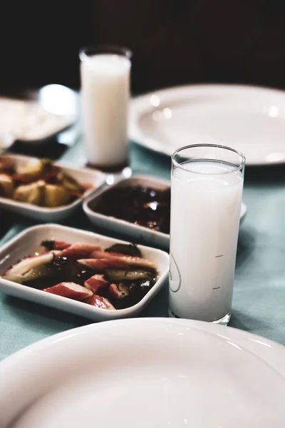 Mesa Jantar Tradicional Turca Grega Com Bebida Alcoólica Especial Raki — Fotografia de Stock