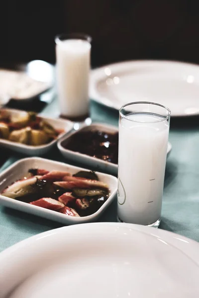 Turecki Grecki Tradycyjny Stół Obiadowy Specjalnym Napojem Alkoholowym Raki Ouzo — Zdjęcie stockowe