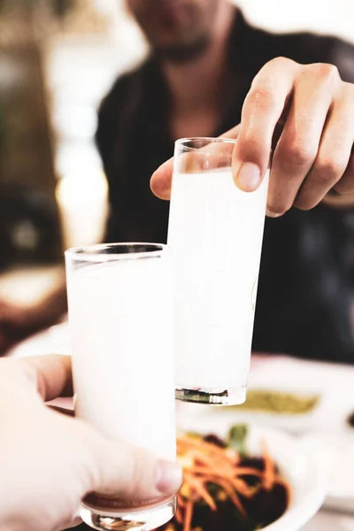 Mesa Comedor Tradicional Turca Griega Con Bebida Alcohólica Especial Raki —  Fotos de Stock