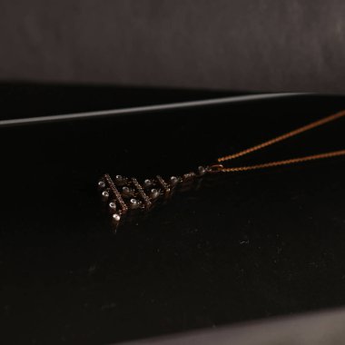 Elmas Mücevherler ve Moda Mücevherleri