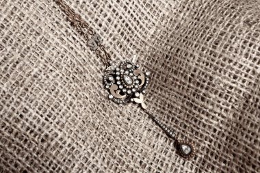 Elmas Mücevherler ve Moda Mücevherleri