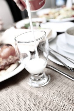 Türk Ayran içmek veya Kefir / ayran yoğurt ile yapılan.