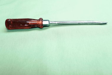 Plastik saplı tornavida.