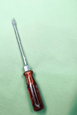 Plastik saplı tornavida.