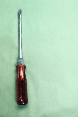 Plastik saplı tornavida.