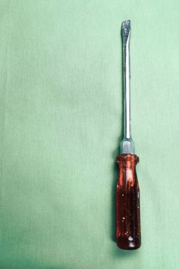 Plastik saplı tornavida.